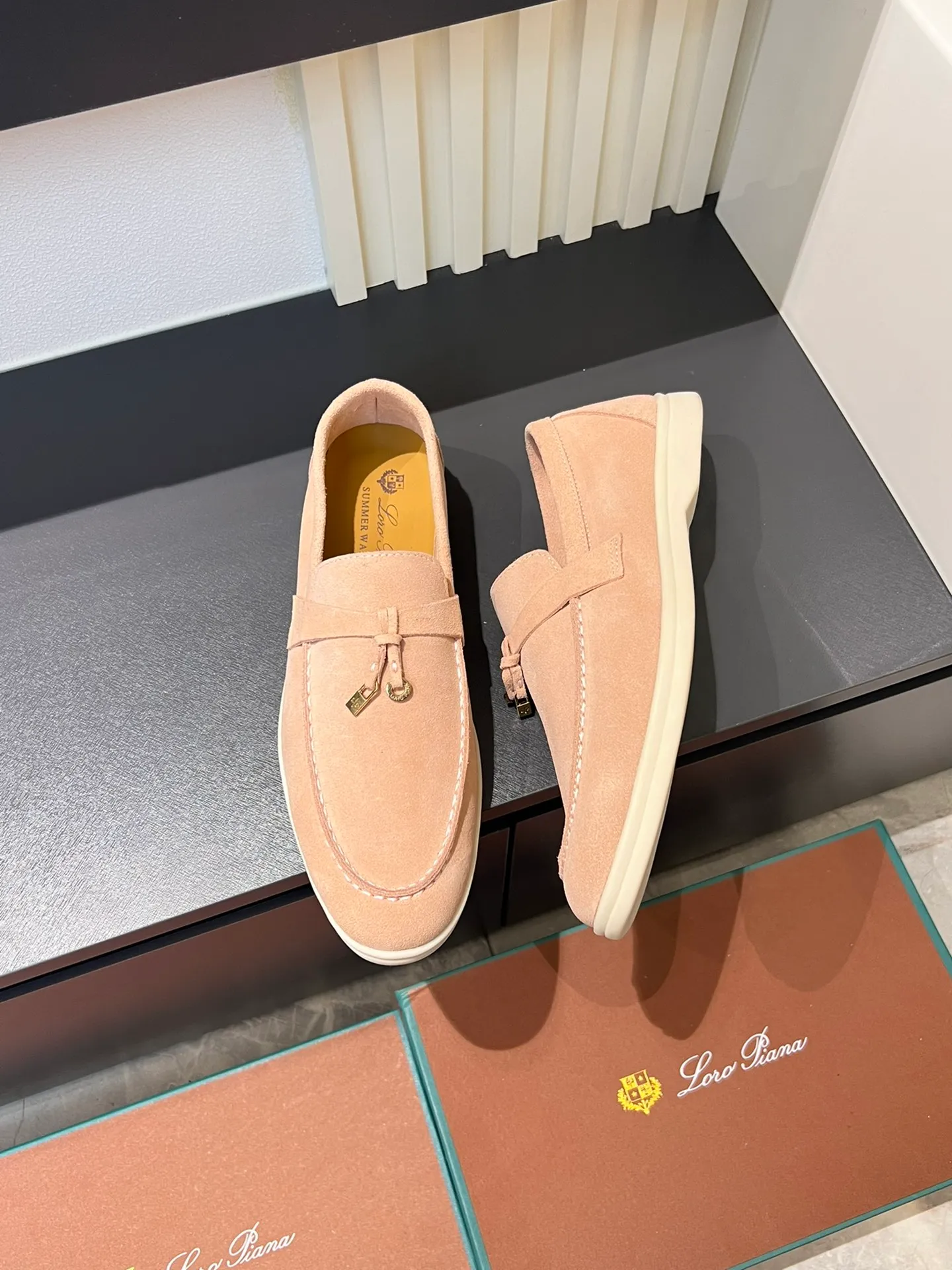 Men's shoes 💰p360 "Loro men's shoes 💰pian'*" Classic L men's shoes for couples 💰p Top version British flat loafers, a must-have item in old money style, the minimalist design is eye-catching and durable, a plus point for dressing The soft foot feel and texture are outstanding. They don’t scratch your feet and are very nice. They are matched with soft and waxy soles. They can be worn daily for a long time without getting tired. They are easy to wear, versatile and classic items, with perfect foot feel and texture! Imported cashmere fabric, the lining is made of imported A-grade water-dyed cow lining, the top version of the genuine leather midsole is sewn with pure handmade mark thread! Size: Female 35-40 (34. Customized) Male 38-44 (45.46. Customized)